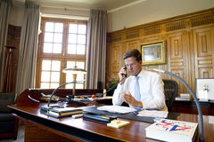 Premier in torentje aan het telefoneren