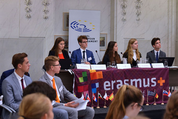 Foto's Eerste dag Algemene Vergaderingen van het Model European Parliament Nederland 2019