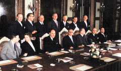 Kabinet-Drees IV - Staand v.l.n.r.: Hofstra, Witte, Staf, Mansholt, Algera, Suurhoff en Middelburg (secretaris). Zittend v.l.n.r.: Zijlstra, Klompe, Luns, Struycken, Drees, Samkalden en Cals.