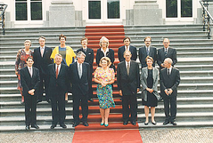 Kabinet-Kok I - Voorste rij v.l.n.r.: Ritzen, Van Mierlo, Kok, koningin Beatrix, Dijkstal, Sorgdrager en Zalm. Achterste rij: Borst, Van Aartsen, Jorritsma, Voorhoeve, De Boer, Wijers, Melkert en Pronk.