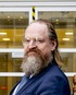 Johan Dessing voor de ingang van de Tweede Kamer