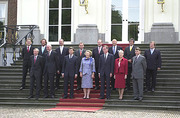 Kabinet-Balkenende I. Vl.n.r. De Geus, De Hoop Scheffer, Heinsbroek, Remkes, Kamp, Balkenende, Hoogervorst, H.M. koningin Beatrix, Korthals, Bomhoff, De Boer, Van der Hoeven, Veerman, Donner en Nawijn.