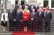 Kabinet-Balkenende II. Voorste rij (v.l.n.r.): Van der Hoeven, De Graaf, Balkenende, H.M. koningin Beatrix, Zalm, De Hoop Scheffer en Donner. Middelste rij: Kamp, Van Ardenne, Peijs, Remkes, Dekker en Verdonk. Achterste rij: De Geus, Veerman, Brinkhorst en Hoogervorst.