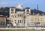 Lyon, Frankrijk. De Cathedral St-Jean, de Basilica Notre Dame de Fourviere, en de Tour métallique de Fourvière.