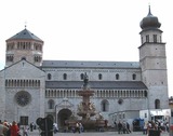 Kathedraal van Saint Vigilius en Neptun's Fontein in, Trento, Italië