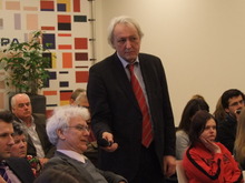 Er wordt een vraag gesteld uit het publiek