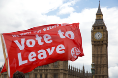 Brexit: vlag naast Big Ben met Vote to Leave