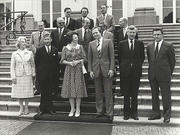 Kabinet-Van Agt III. Voorste rij (v.l.n.r.): Gardeniers, Van Agt, H.M. koningin Beatrix, Terlouw, De Koning en Van Dijk. Middelste rij: Zeevalking, Van der Stee, De Ruiter, Rood en Nypels. Achterste rij: Deetman, De Graaf en De Boer.