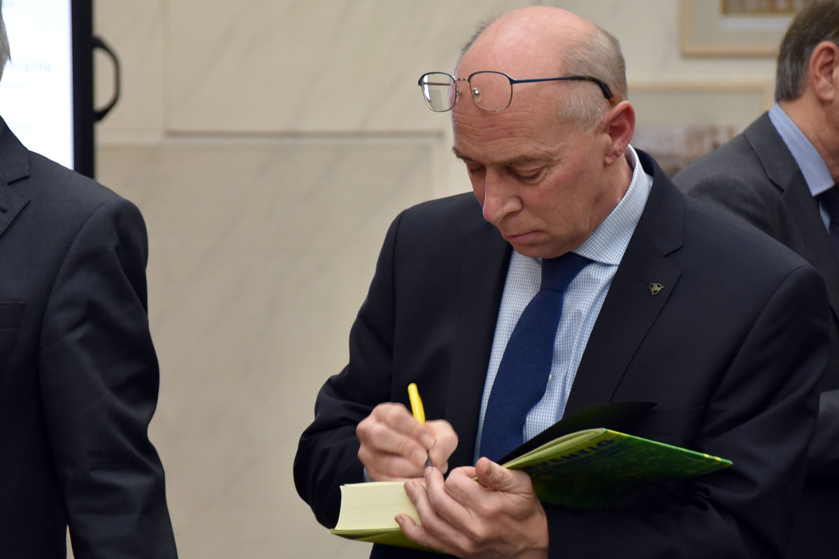 Bert van den Braak signeert het boek