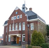 Oude deel van het gemeentehuis van Bedum. Ontworpen in 1927 door architect Gezienus Koolhof. Het nieuwe deel van het gemeentehuis erachter dateert uit 1975, toen ook het carillon in de dakruiter werd vervangen door een nieuwe.