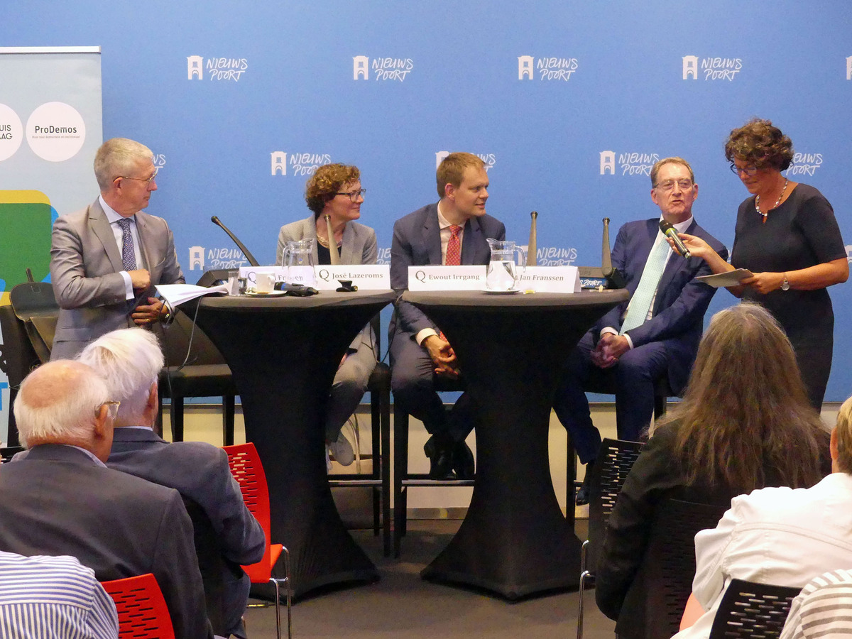 v.l.n.r.: Paul Frissen, Jos Lazeroms, Ewout Irrgang, Jan Franssen en Eva Kuit (debatleider)