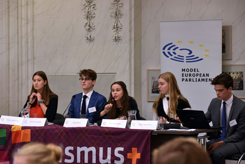 Foto's Eerste dag Algemene Vergaderingen van het Model European Parliament Nederland 2019