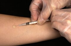 Een persoon wordt gevaccineerd