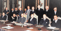 Kabinet-Drees III - Staand v.l.n.r.: Witte, Suurhoff, Van de Kieft, Staf, Donker, Mansholt, Algera, Kernkamp, De Bruijn en Zijlstra. Zittend v.l.n.r.: Luns, Beyen, Beel, Drees, Middelburg (secretaris) en Cals.