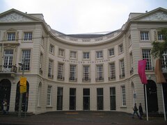 Foto van de voorkant van de Koninklijke Schouwburg in Den Haag