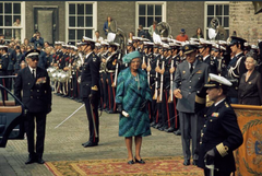Juliana en Bernhard met de auto in 1974